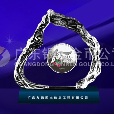 2014年5月：定制廣東友元定制水晶鑲紀(jì)念銀章定制